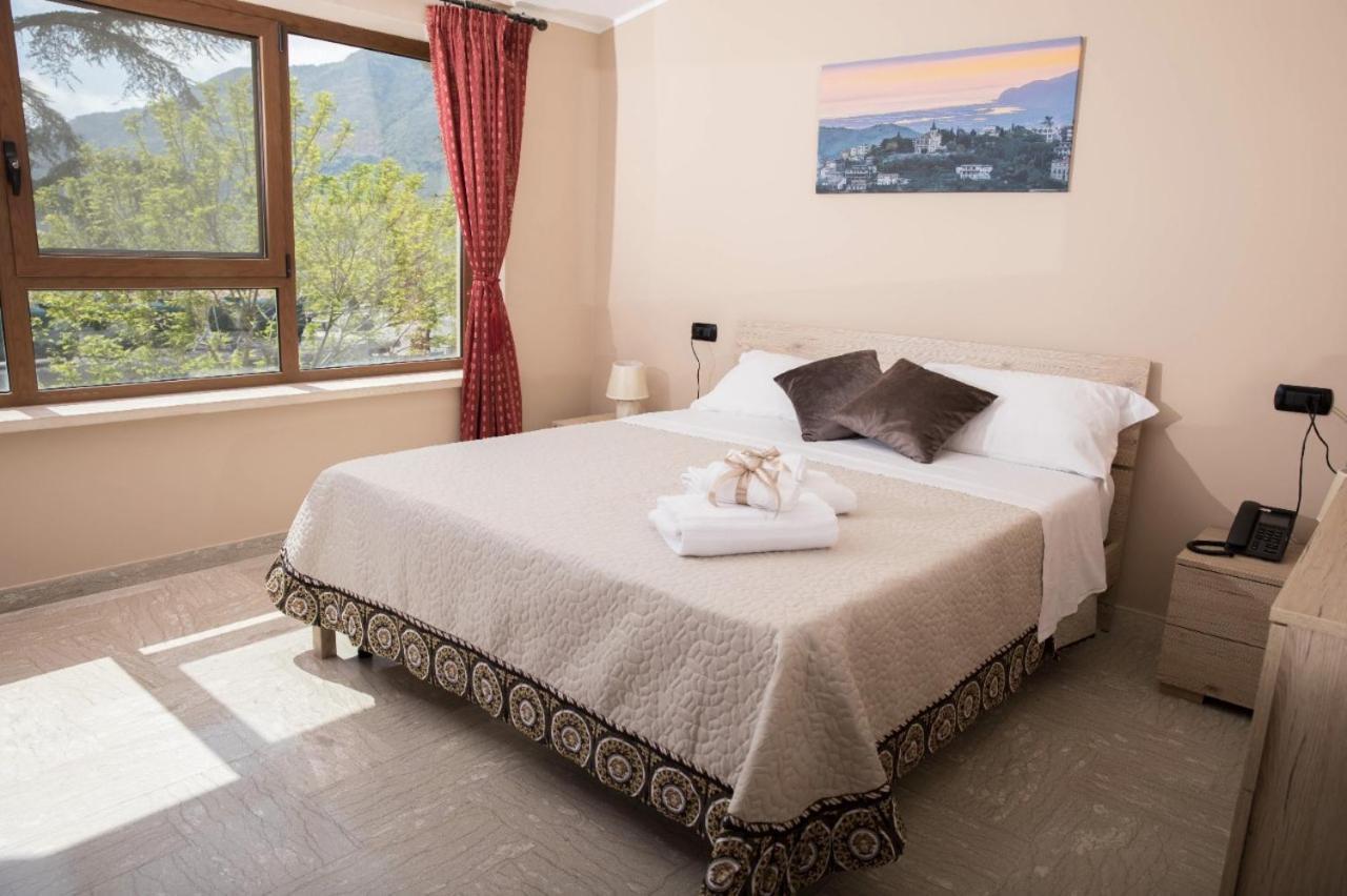 Divino Bistrot E Relais Hotel Lenola Екстериор снимка